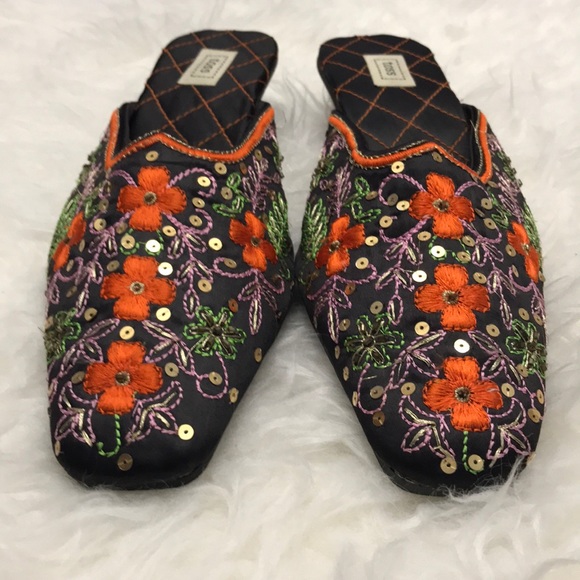 Toss Shoes - Toss Bejeweled Slippers, 8.5